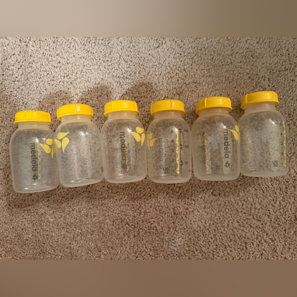 Medela Milk Storage Bottles with Yellow Lids